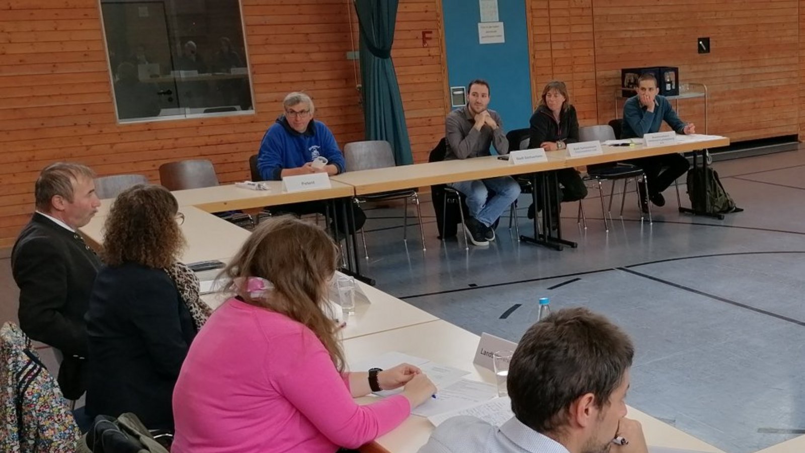 In der Häfnerhalle tauschen Petent, Behörden und Landwirte anschließend ausgiebig ihre Argumente aus. In der Häfnerhalle tauschen Petent, Behörden und Landwirte anschließend ausgiebig ihre Argumente aus.