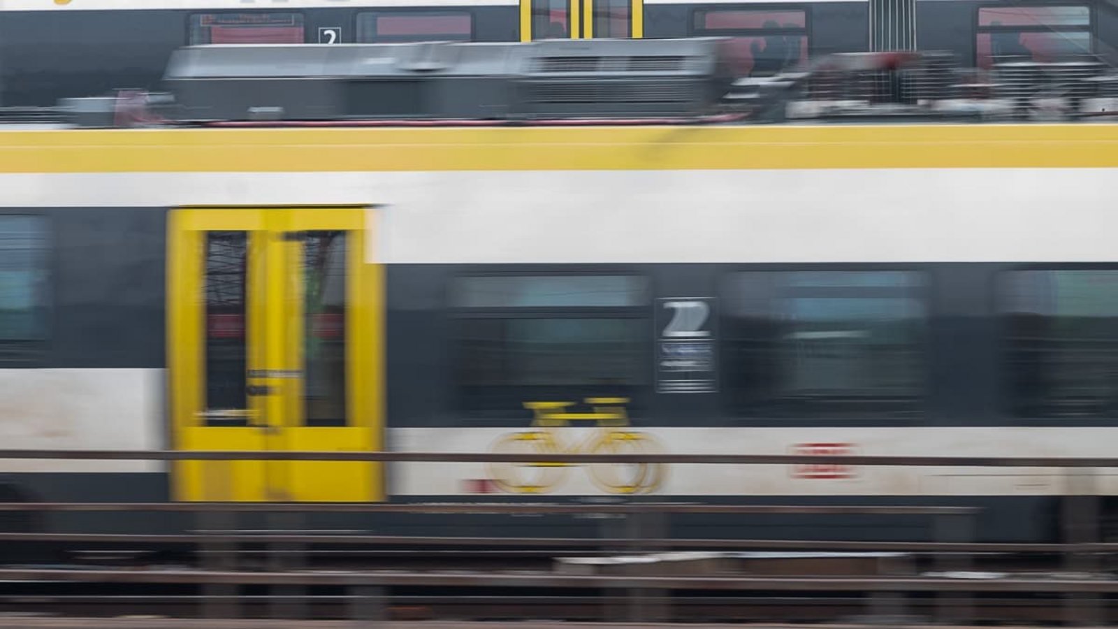 Ein Regionalzug ist bei Pforzheim unsanft gestoppt worden.Sebastian Gollnow/dpa (Symbolbild/Archiv) Ein Regionalzug ist bei Pforzheim unsanft gestoppt worden.Sebastian Gollnow/dpa (Symbolbild/Archiv)