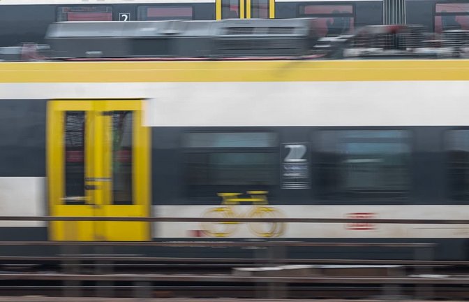 Ein Regionalzug ist bei Pforzheim unsanft gestoppt worden.<span class='image-autor'>Sebastian Gollnow/dpa (Symbolbild/Archiv)</span>
