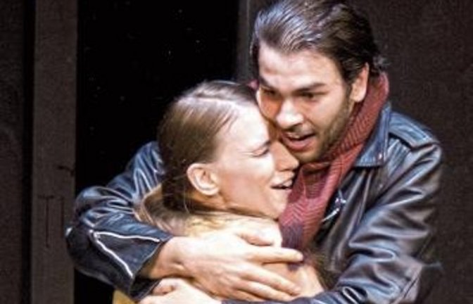 Myriam Rossbach und Alexander Doderer liefern ein witziges Sittenbild einer teilweise fußballverrückten Familie.  Foto: Friedrich