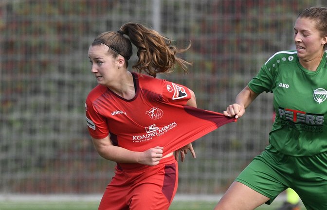 Sofie Serosi (links) kämpft mit dem FV Löchgau auch unter widrigen Bedingungen um den Klassenerhalt in der Oberliga. <span class='image-autor'>Foto: Leitner</span>
