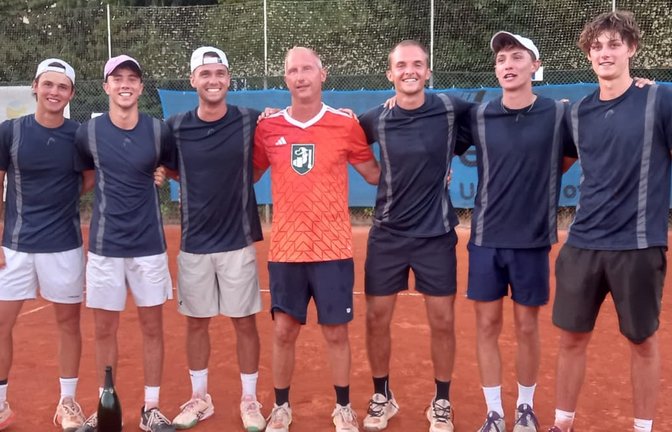 So eng wie im Aufstiegsspiel war es für die TA SV Böblingen in der gesamten regulären Saison nie: Kim Niethammer, Mathis Dahler, Numa Lemieux-Monette, Coach Nils Muschiol, Amar Tahirovic, Moritz Münster und Aaron Funk (v. li.) behielten aber die Nerven.<span class='image-autor'>TABB</span>