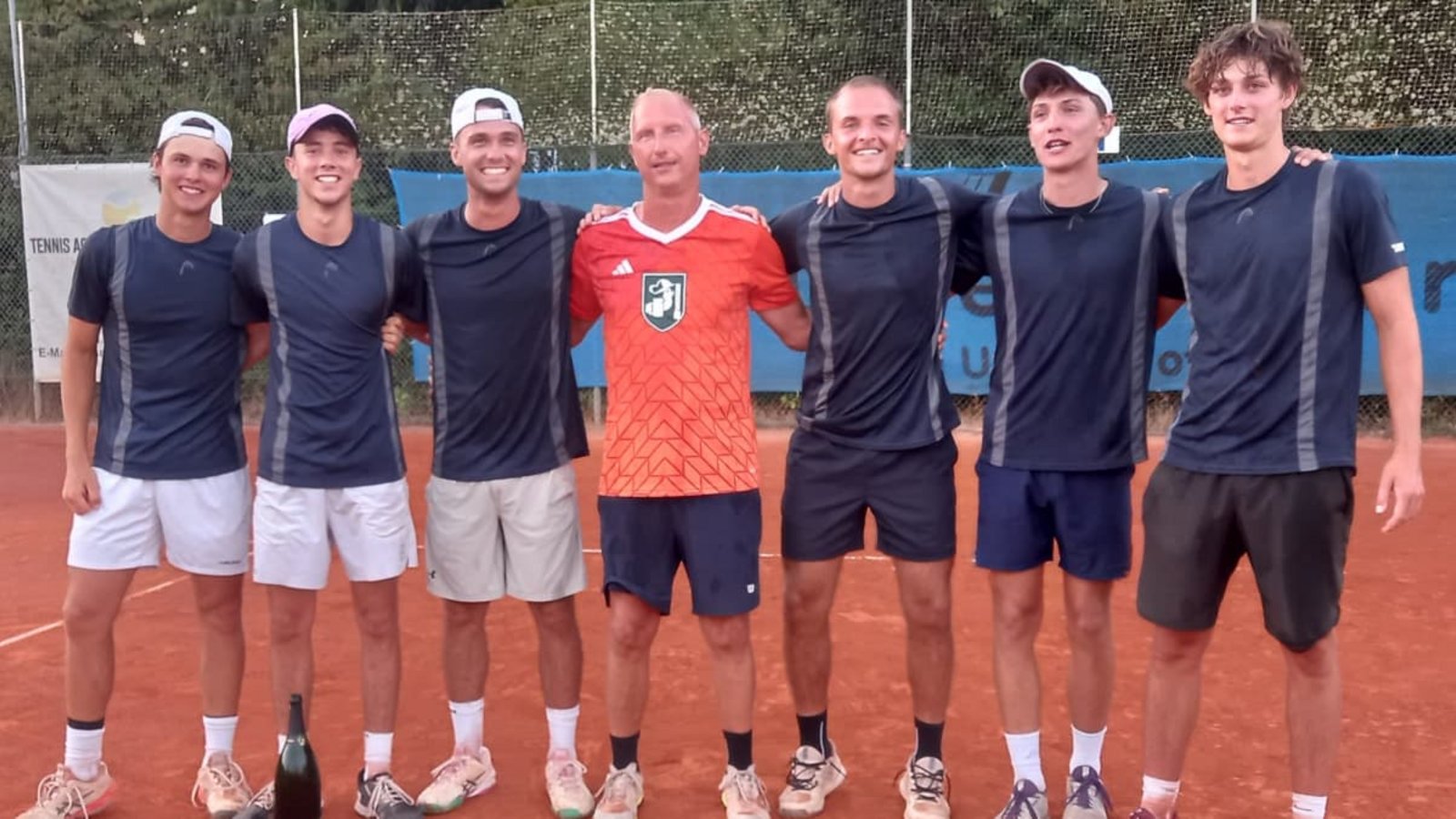 So eng wie im Aufstiegsspiel war es für die TA SV Böblingen in der gesamten regulären Saison nie: Kim Niethammer, Mathis Dahler, Numa Lemieux-Monette, Coach Nils Muschiol, Amar Tahirovic, Moritz Münster und Aaron Funk (v. li.) behielten aber die Nerven.TABB So eng wie im Aufstiegsspiel war es für die TA SV Böblingen in der gesamten regulären Saison nie: Kim Niethammer, Mathis Dahler, Numa Lemieux-Monette, Coach Nils Muschiol, Amar Tahirovic, Moritz Münster und Aaron Funk (v. li.) behielten aber die Nerven.TABB