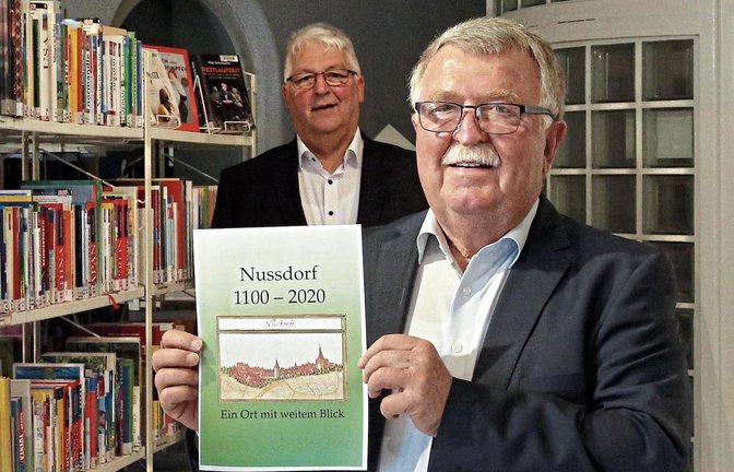 Ernst Kranich (vorne) präsentiert gemeinsam mit Bürgermeister Peter Schäfer das Nussdorfer Heimatbuch. Foto: Küppers