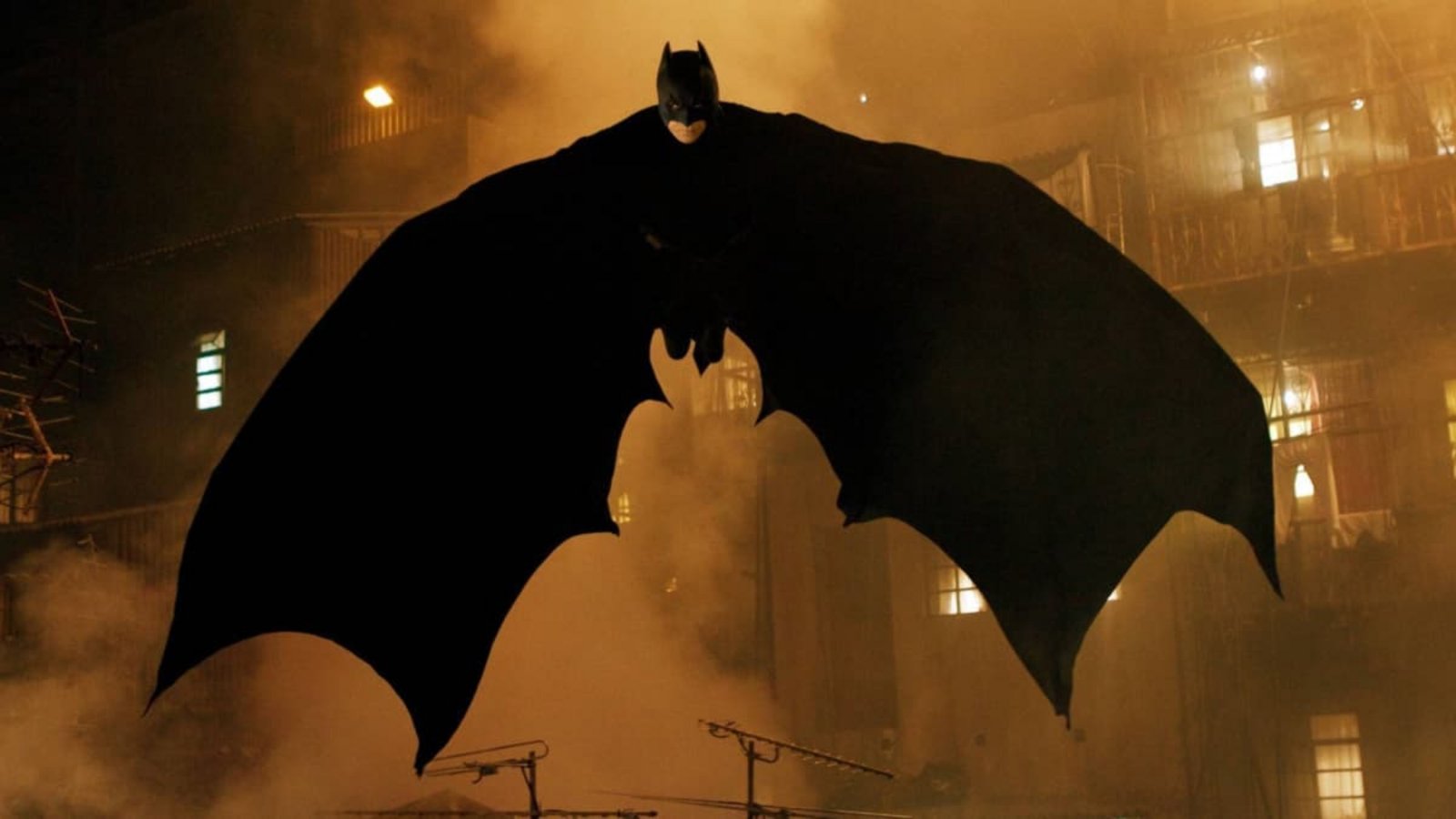 Wie jeder Comic-Fan weiß, ist Batmann eine fiktive Figur, die auch Kinogeschichte geschrieben hat. Doch was wäre, wenn der Dunkle Ritter real wäre? (Szene aus dem US-Film „Batmans Begin“,  2005).mago/Cinema Publishers Collection