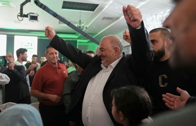 Mansur Abbas, Vorsitzender der Vereinigten Arabischen Liste, freut sich über die ersten Ergebnisse der Wahl in Israel. Sein Lager konnte deutlich gewinnen.<span class='image-autor'>Mahmoud Illean/AP/dpa</span>