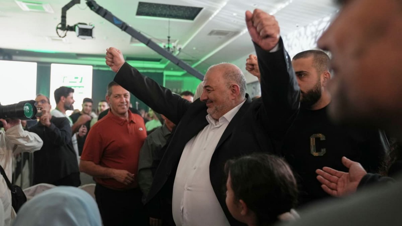 Mansur Abbas, Vorsitzender der Vereinigten Arabischen Liste, freut sich über die ersten Ergebnisse der Wahl in Israel. Sein Lager konnte deutlich gewinnen.Mahmoud Illean/AP/dpa