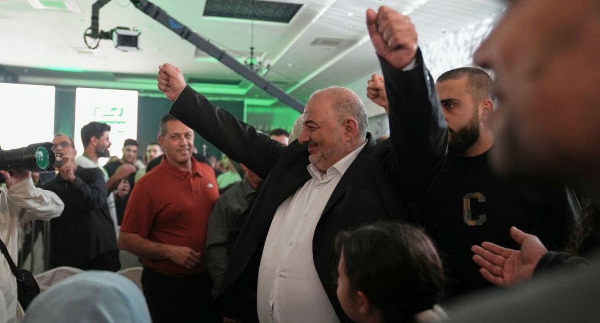 Mansur Abbas, Vorsitzender der Vereinigten Arabischen Liste, freut sich über die ersten Ergebnisse der Wahl in Israel. Sein Lager konnte deutlich gewinnen.