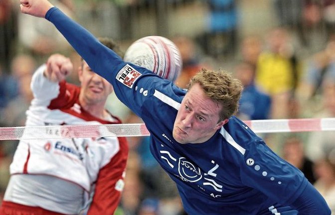 Christoph Johannes mit dem Ahlhorner SV (hier im Block gegen Kolja Meyer) musste nicht nur in der Vorrunde das Genick einziehen, sondern auch im kleinen Finale gegen Käfertal. Foto: Küppers