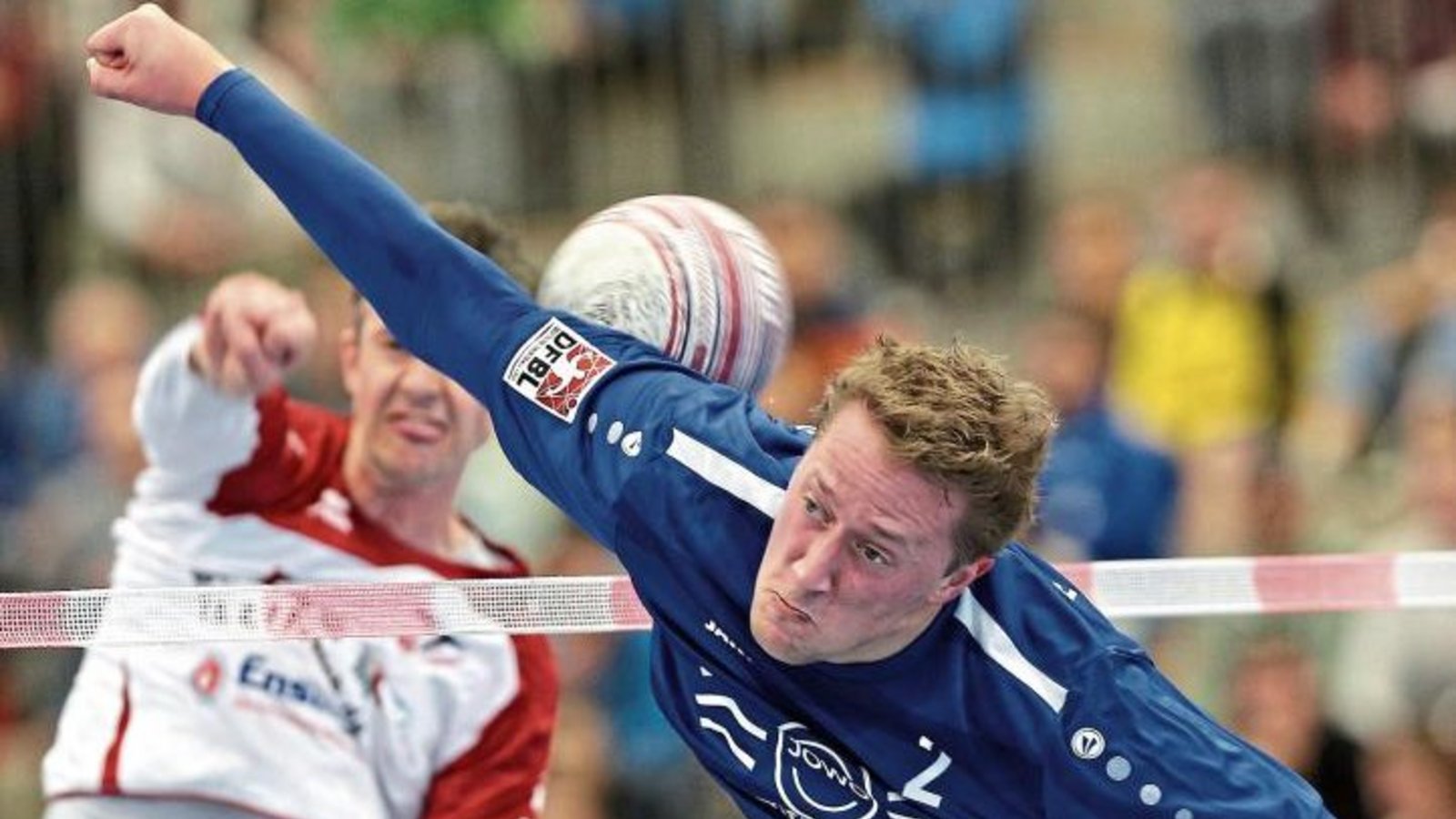 Christoph Johannes mit dem Ahlhorner SV (hier im Block gegen Kolja Meyer) musste nicht nur in der Vorrunde das Genick einziehen, sondern auch im kleinen Finale gegen Käfertal. Foto: Küppers