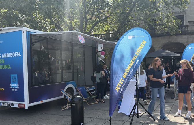Mit dem IHK-Ausbildungsmobil, das am Stuttgarter Schlossplatz Station macht, sollen junge Karrieren ins Rollen kommen. Hier können sich Jugendliche vom 22. bis 30. Juli über Ausbildungsberufe informieren und sich mit Experten austauschen.<span class='image-autor'>IHK Region Stuttgart</span>