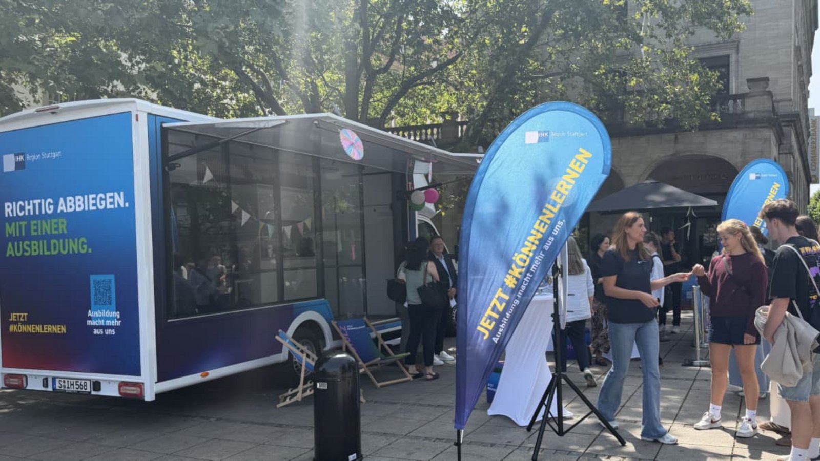 Mit dem IHK-Ausbildungsmobil, das am Stuttgarter Schlossplatz Station macht, sollen junge Karrieren ins Rollen kommen. Hier können sich Jugendliche vom 22. bis 30. Juli über Ausbildungsberufe informieren und sich mit Experten austauschen.IHK Region Stuttgart Mit dem IHK-Ausbildungsmobil, das am Stuttgarter Schlossplatz Station macht, sollen junge Karrieren ins Rollen kommen. Hier können sich Jugendliche vom 22. bis 30. Juli über Ausbildungsberufe informieren und sich mit Experten austauschen.IHK Region Stuttgart
