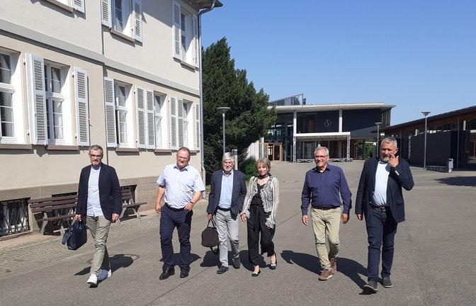 Jurymitglied Prof. Mathias Ropohl (v.l.), der stellvertretende Schulleiter Helmut Dinkel, Dr. Alexander Urban von der Heidehof Stiftung, Jurymitglied Brigitte Rössing, Rektor Reinhart Gronbach und Jurymitglied Michael Ridder besichtigten das Gelände des Lichtenstern-Gymnasiums. <span class='image-autor'>Foto: Glemser</span>