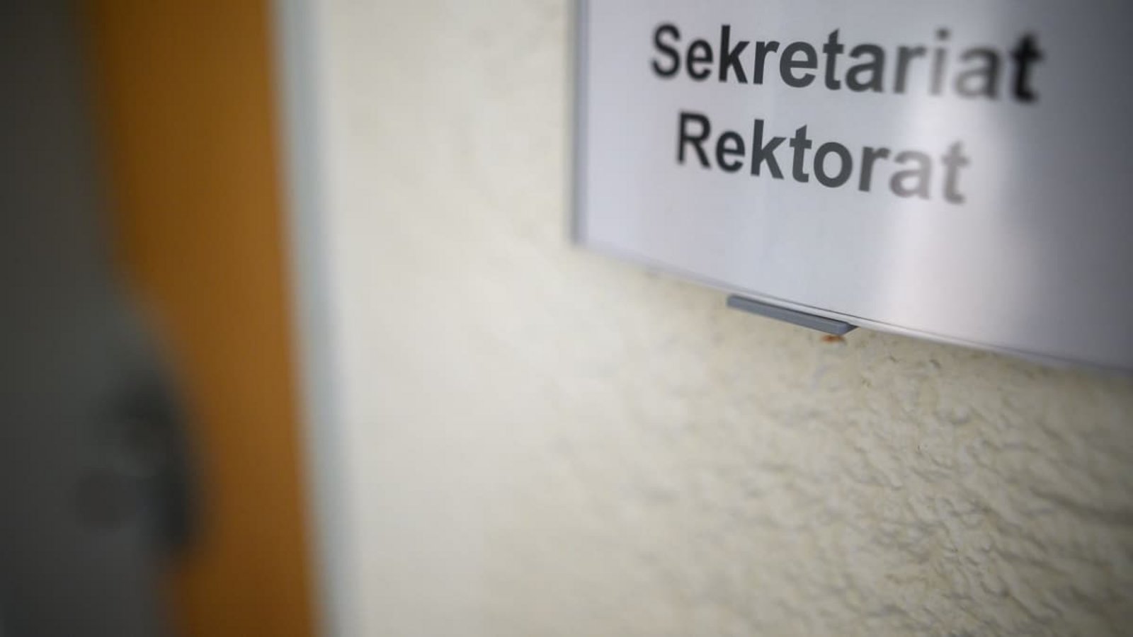 Jemand da? An etwa jeder 20. Schule im Land ist der Schulleiterposten vakant.Sebastian Gollnow/dpa Jemand da? An etwa jeder 20. Schule im Land ist der Schulleiterposten vakant.Sebastian Gollnow/dpa