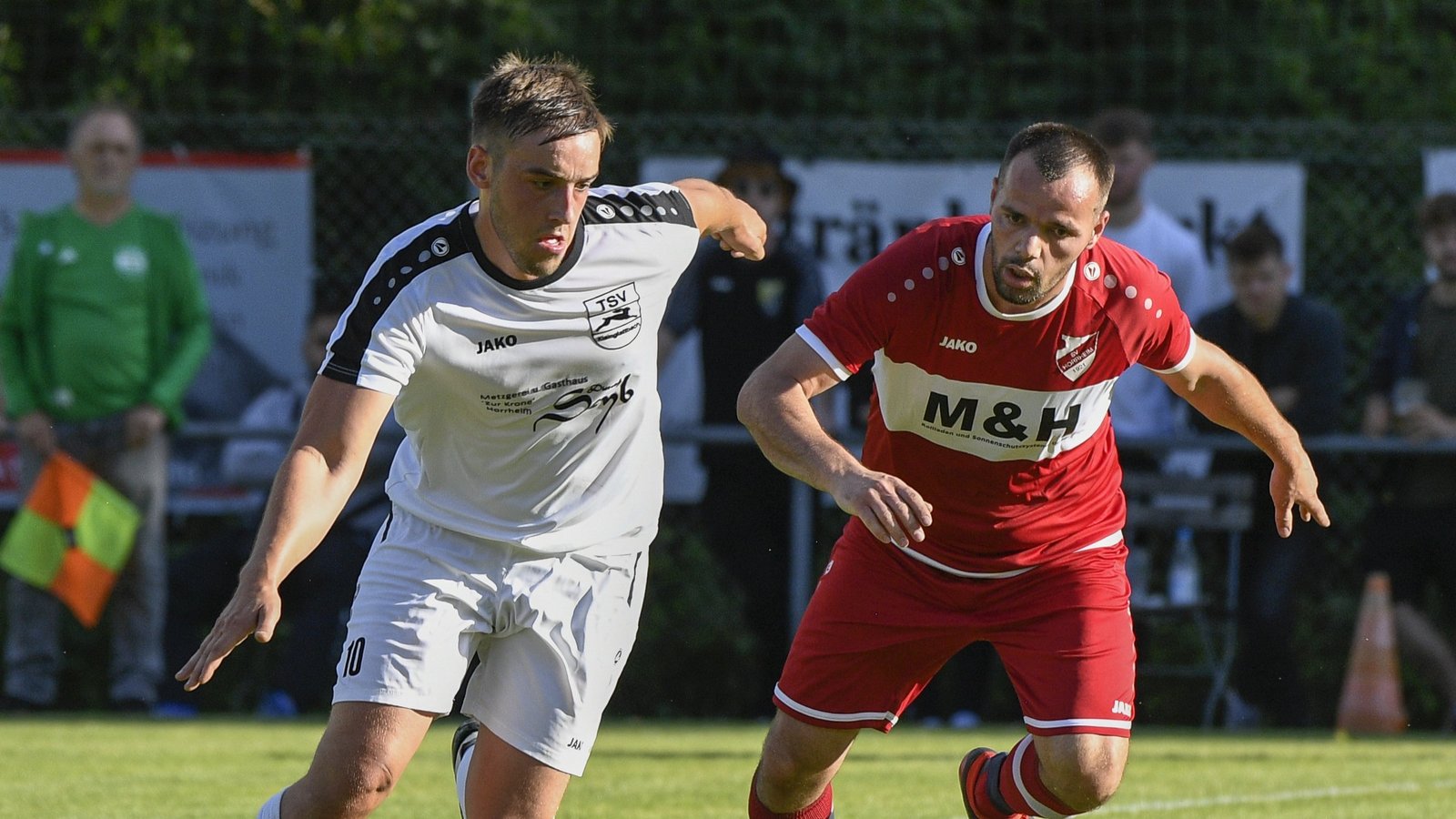 Mit dem Auftaktspiel zwischen dem SV Horrheim und dem TSV Kleinglattbach hat gestern Abend der Vaihinger Fußball-Stadtpokal in Ensingen begonnen. Das bessere Ende hatten dabei Alex Schray (von links) und die Kleinglattbacher, die Pajtim Ajeti und die Horrheimer mit 2:1 besiegten. Das Premierentor des diesjährigen Turniers schoss aber David Klenk vom SVH, der sein Team bereits nach einer Minute in Führung brachte. Justin Trostel (6. Minute) und Lukas Strauß (50.) drehten die Partie aber noch für die Kleinglattbacher. In der zweiten Begegnung gestern Abend schlug der VfB Vaihingen den TSV Enzweihingen durch Tore von Abdullab Trawally (6.) und Louis Wäbisch (27.) mit 2:0. nac/Foto: Leitner Mit dem Auftaktspiel zwischen dem SV Horrheim und dem TSV Kleinglattbach hat gestern Abend der Vaihinger Fußball-Stadtpokal in Ensingen begonnen. Das bessere Ende hatten dabei Alex Schray (von links) und die Kleinglattbacher, die Pajtim Ajeti und die Horrheimer mit 2:1 besiegten. Das Premierentor des diesjährigen Turniers schoss aber David Klenk vom SVH, der sein Team bereits nach einer Minute in Führung brachte. Justin Trostel (6. Minute) und Lukas Strauß (50.) drehten die Partie aber noch für die Kleinglattbacher. In der zweiten Begegnung gestern Abend schlug der VfB Vaihingen den TSV Enzweihingen durch Tore von Abdullab Trawally (6.) und Louis Wäbisch (27.) mit 2:0. nac/Foto: Leitner