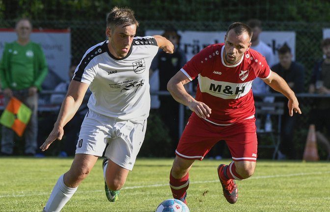 Mit dem Auftaktspiel zwischen dem SV Horrheim und dem TSV Kleinglattbach hat gestern Abend der Vaihinger Fußball-Stadtpokal in Ensingen begonnen. Das bessere Ende hatten dabei Alex Schray (von links) und die Kleinglattbacher, die Pajtim Ajeti und die Horrheimer mit 2:1 besiegten. Das Premierentor des diesjährigen Turniers schoss aber David Klenk vom SVH, der sein Team bereits nach einer Minute in Führung brachte. Justin Trostel (6. Minute) und Lukas Strauß (50.) drehten die Partie aber noch für die Kleinglattbacher. In der zweiten Begegnung gestern Abend schlug der VfB Vaihingen den TSV Enzweihingen durch Tore von Abdullab Trawally (6.) und Louis Wäbisch (27.) mit 2:0. nac/<span class='image-autor'>Foto: Leitner</span>