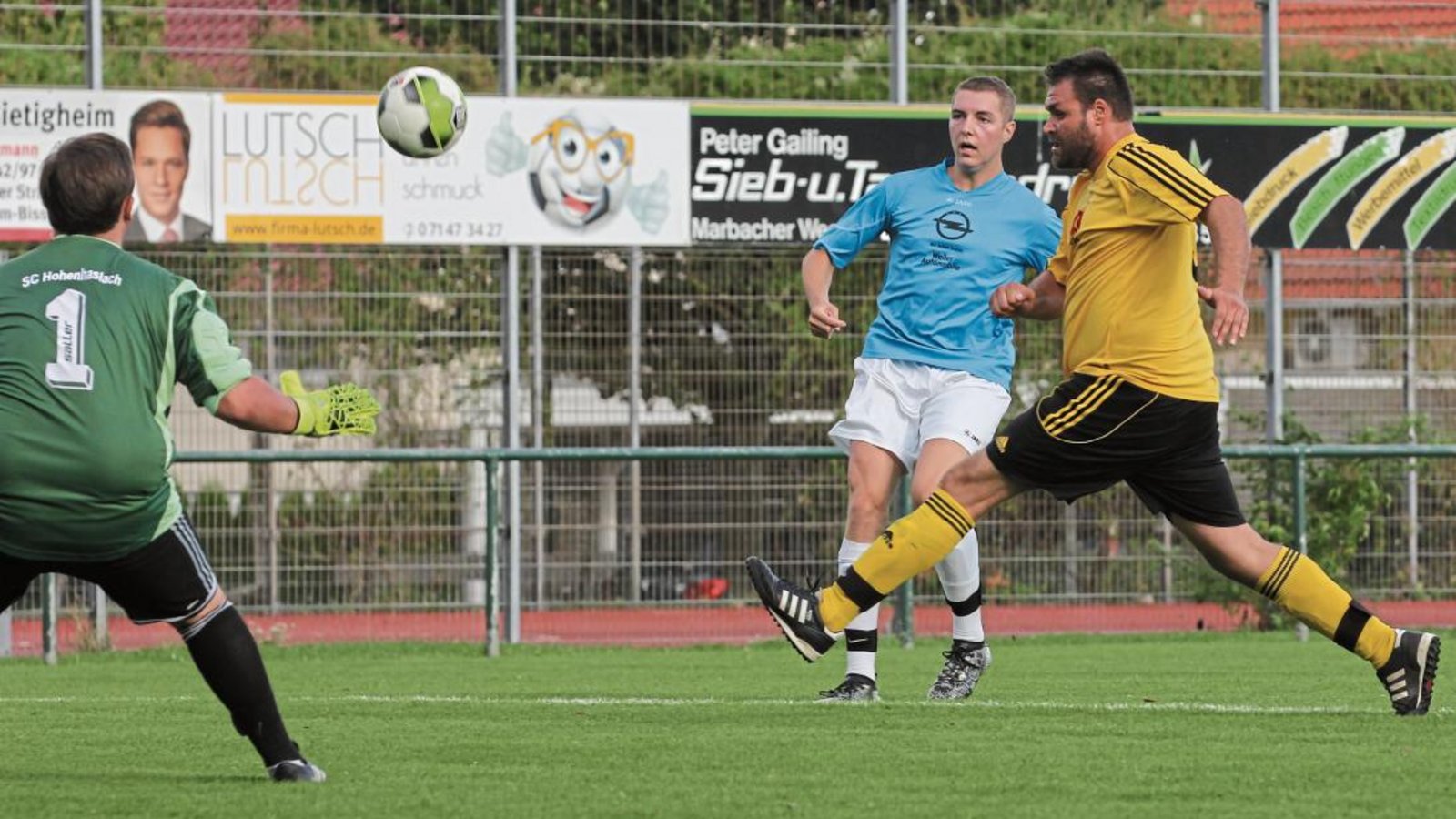 Marco Hirsch (Mitte) ist der Torgarant für den TSV Häfnerhaslach. In der abgelaufenen B-7-Saison war er Torschützenkönig. Foto: Nachreiner Marco Hirsch (Mitte) ist der Torgarant für den TSV Häfnerhaslach. In der abgelaufenen B-7-Saison war er Torschützenkönig. Foto: Nachreiner