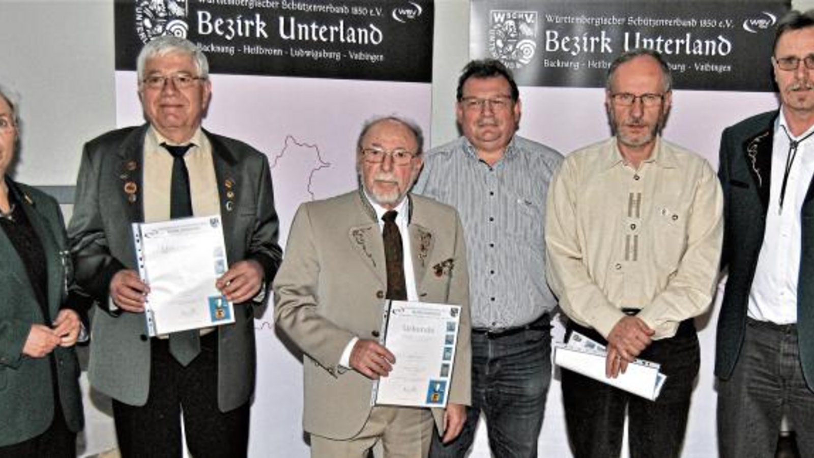 Bezirksoberschützenmeisterin Ursula Volz (links) und Kreisoberschützenmeister Bernd Weigmann (rechts) verleihen Ehrenzeichen an verdiente Schützen aus dem Kreis Vaihingen. Foto: Haller Bezirksoberschützenmeisterin Ursula Volz (links) und Kreisoberschützenmeister Bernd Weigmann (rechts) verleihen Ehrenzeichen an verdiente Schützen aus dem Kreis Vaihingen. Foto: Haller