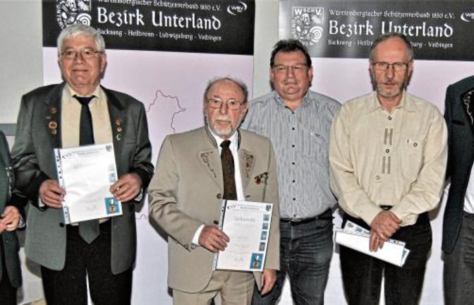 Bezirksoberschützenmeisterin Ursula Volz (links) und Kreisoberschützenmeister Bernd Weigmann (rechts) verleihen Ehrenzeichen an verdiente Schützen aus dem Kreis Vaihingen.  Foto: Haller