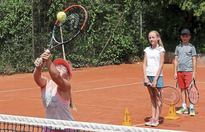 Schmetter- und Volleyschläge haben gestern Mittag das Bild beim Tenniscamp des TV Vaihingen bestimmt. Foto: Küppers