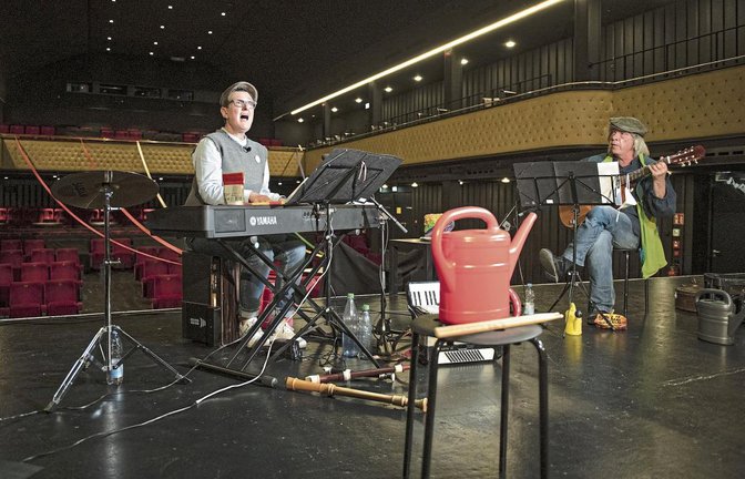 Christiane Hähnle (links) und Hartmut Hirsch treten am Samstag im Scala Ludwigsburg bei der „Langen Nacht der Inklusion“ auf.  Foto: Glemser