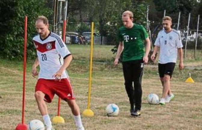 Andre Aisenbrey (links) hat den Ball immer direkt am Fuß – auf solche Kleinigkeiten kam es den Kleinglattbacher Trainern gestern Abend an. Foto: Nachreiner