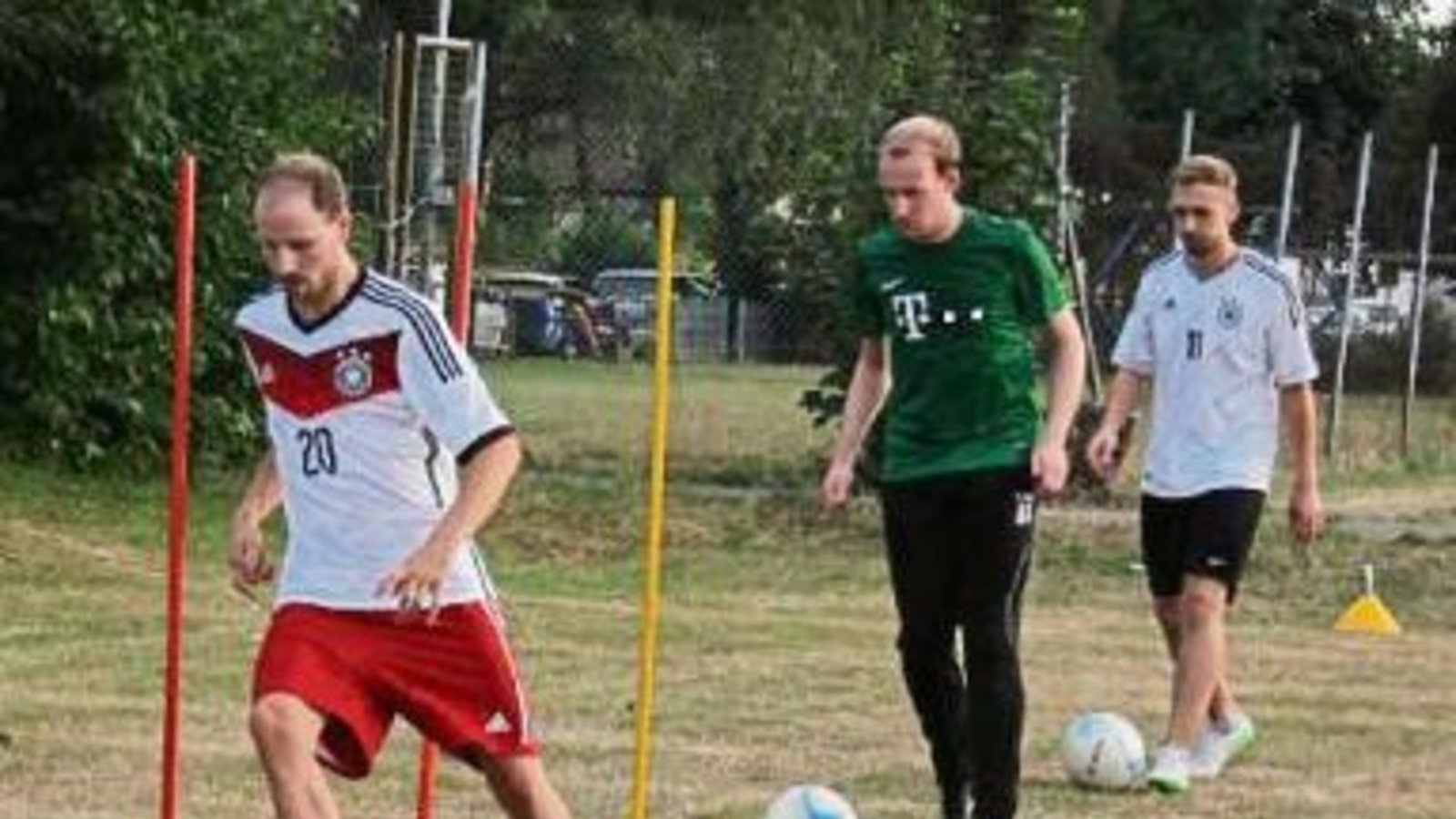 Andre Aisenbrey (links) hat den Ball immer direkt am Fuß – auf solche Kleinigkeiten kam es den Kleinglattbacher Trainern gestern Abend an. Foto: Nachreiner