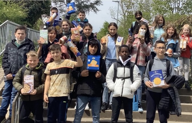 Die Klasse 5b der Vaihinger Ferdinand-Steinbeis-Realschule hat haltbare Lebensmittel für die Ukraine gesammelt. Die Schüler aus den unterschiedlichsten Nationen waren sich dabei einig, dass Hunger etwas ist, was wir aus der Ferne bekämpfen können. Die Lebensmittel wurden am Rathaus in Riet Oksana Richter, die sich um den nächsten Hilfstransport in die Ukraine kümmert, übergeben.  <span class='image-autor'>Foto: p</span>