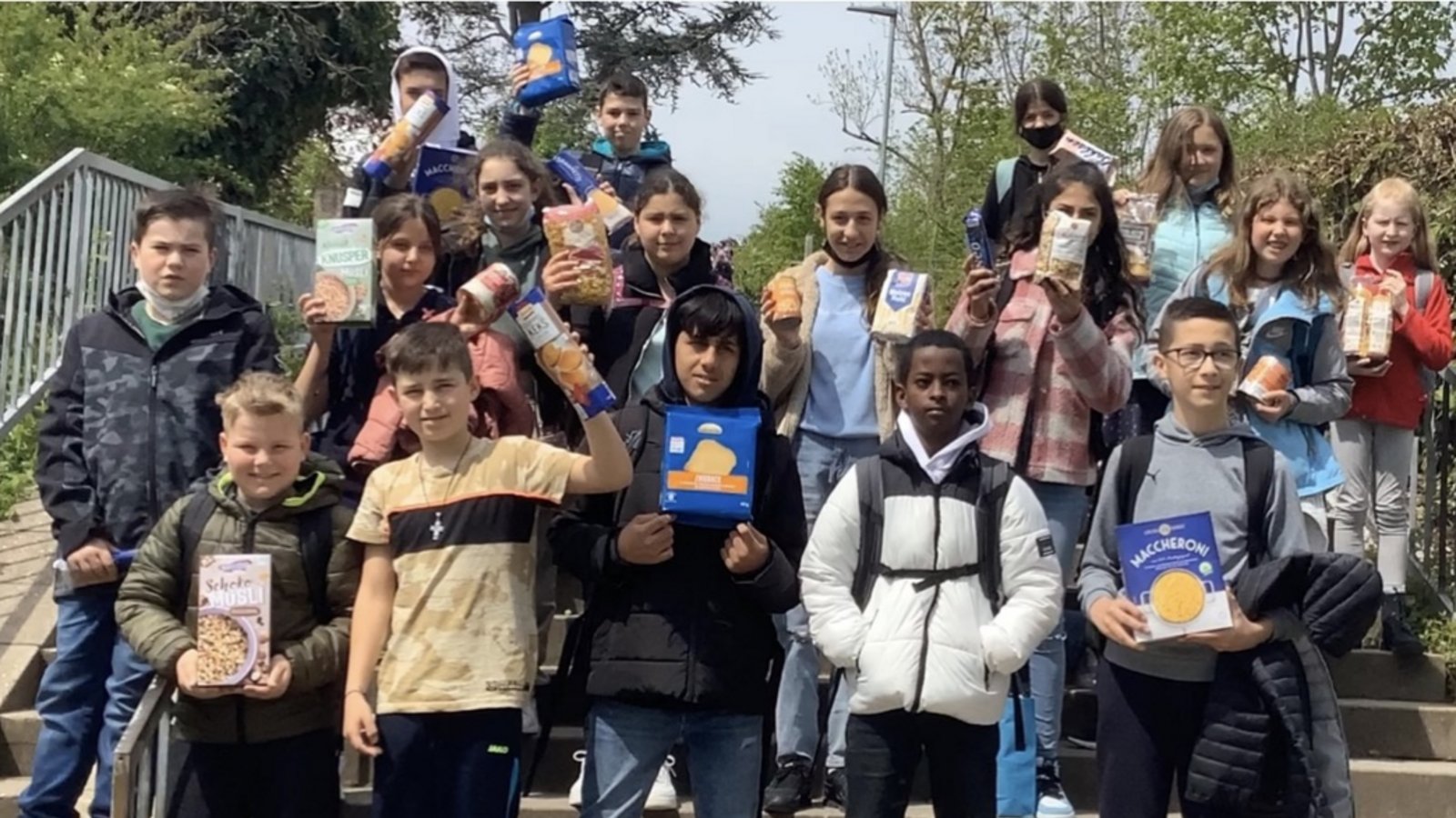 Die Klasse 5b der Vaihinger Ferdinand-Steinbeis-Realschule hat haltbare Lebensmittel für die Ukraine gesammelt. Die Schüler aus den unterschiedlichsten Nationen waren sich dabei einig, dass Hunger etwas ist, was wir aus der Ferne bekämpfen können. Die Lebensmittel wurden am Rathaus in Riet Oksana Richter, die sich um den nächsten Hilfstransport in die Ukraine kümmert, übergeben. Foto: p Die Klasse 5b der Vaihinger Ferdinand-Steinbeis-Realschule hat haltbare Lebensmittel für die Ukraine gesammelt. Die Schüler aus den unterschiedlichsten Nationen waren sich dabei einig, dass Hunger etwas ist, was wir aus der Ferne bekämpfen können. Die Lebensmittel wurden am Rathaus in Riet Oksana Richter, die sich um den nächsten Hilfstransport in die Ukraine kümmert, übergeben. Foto: p