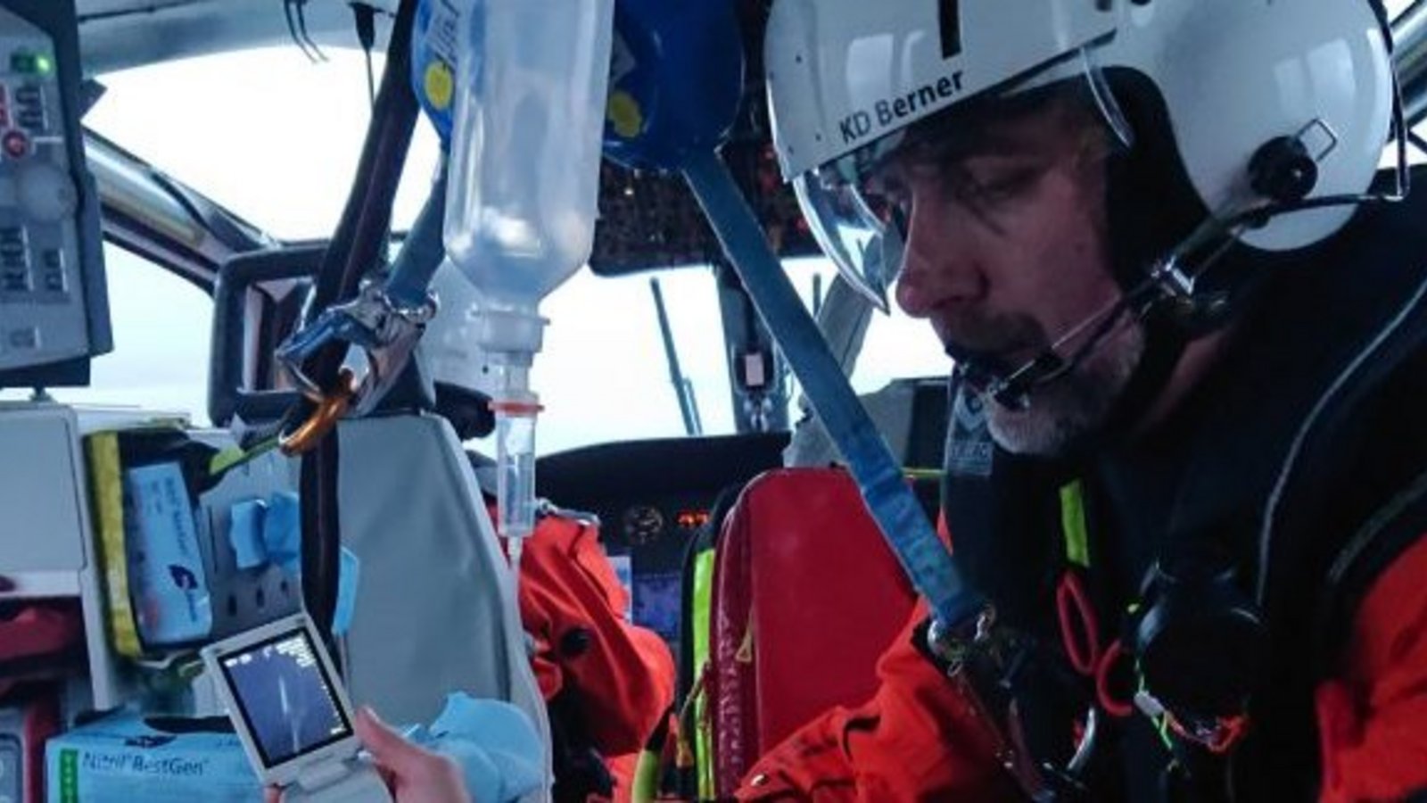 Berner untersucht einen Patienten im Hubschrauber per Ultraschall. Foto: p