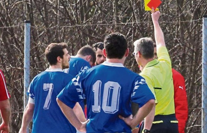 Aufpassen – wer sich nach einer Gelben Karte noch ein verwarnungswürdiges Foul leistet, ist seit dieser Fußballsaison ganz schnell gesperrt. Foto: Archiv/Küppers