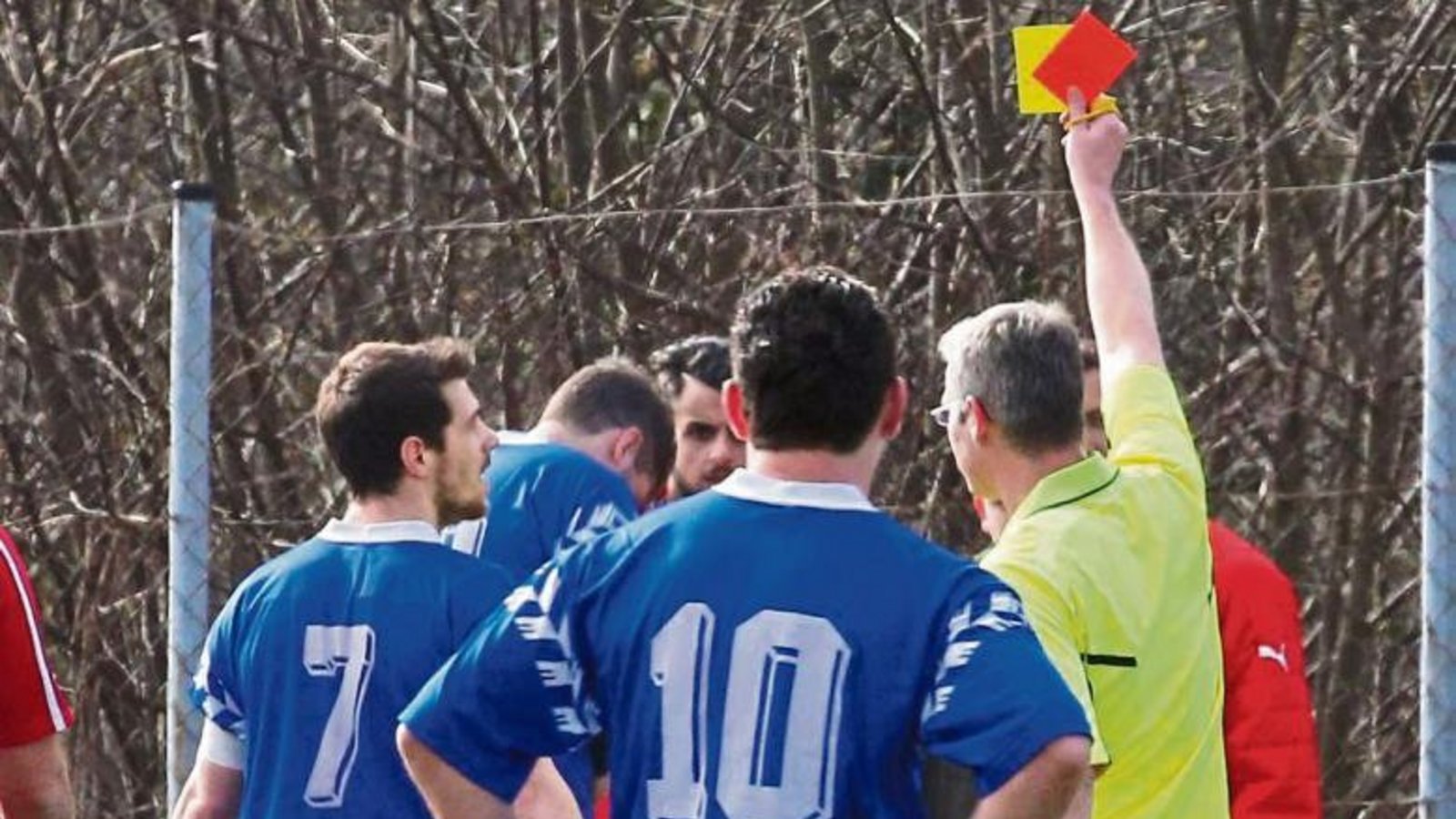 Aufpassen – wer sich nach einer Gelben Karte noch ein verwarnungswürdiges Foul leistet, ist seit dieser Fußballsaison ganz schnell gesperrt. Foto: Archiv/Küppers Aufpassen – wer sich nach einer Gelben Karte noch ein verwarnungswürdiges Foul leistet, ist seit dieser Fußballsaison ganz schnell gesperrt. Foto: Archiv/Küppers