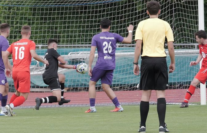 Der FC Esslingen trifft in der 1. Runde des WFV-Pokals auf den TSV Bernhausen, der FV Neuhausen ist in Dorfmerkingen gefordert. Stürmer Markus Fickeisen (rechts), der inzwischen vom FVN zum TSV Bernhausen gewechselt ist.<span class='image-autor'>Günter E. Bergmann</span>