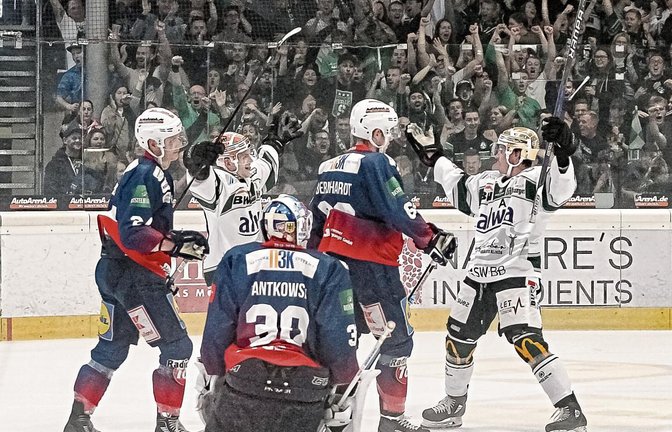 Alexander Preibisch (Zweiter von links) und Torschütze Matt McKnight (rechts) bejubeln das 2:0, die Heilbronner sind dagegen bedient. Foto: Simecek