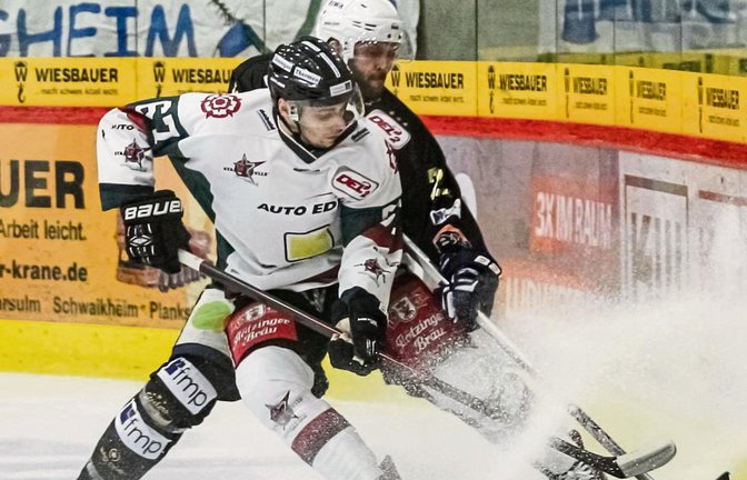 Nach auskurierter Beinverletzung trug sich David Wrigley (hinten) beim 4:0 der Bietigheim Steelers gegen Rosenheim gleich wieder in die Torschützenliste ein. Doch wenig später erlitt er nach einem Stockschlag vermutlich einen Armbruch und fällt wieder länger aus. Foto: Simecek