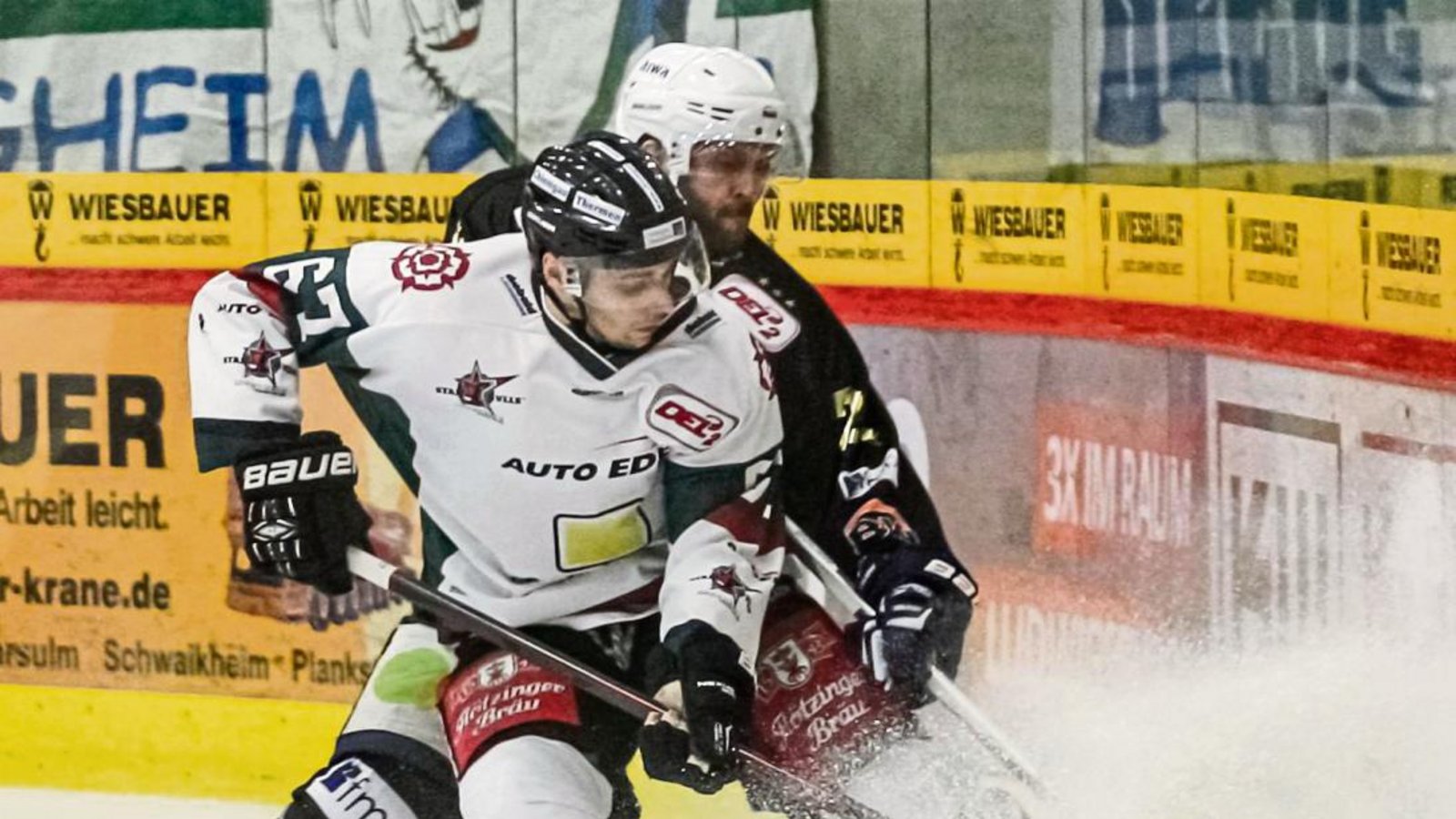 Nach auskurierter Beinverletzung trug sich David Wrigley (hinten) beim 4:0 der Bietigheim Steelers gegen Rosenheim gleich wieder in die Torschützenliste ein. Doch wenig später erlitt er nach einem Stockschlag vermutlich einen Armbruch und fällt wieder länger aus. Foto: Simecek