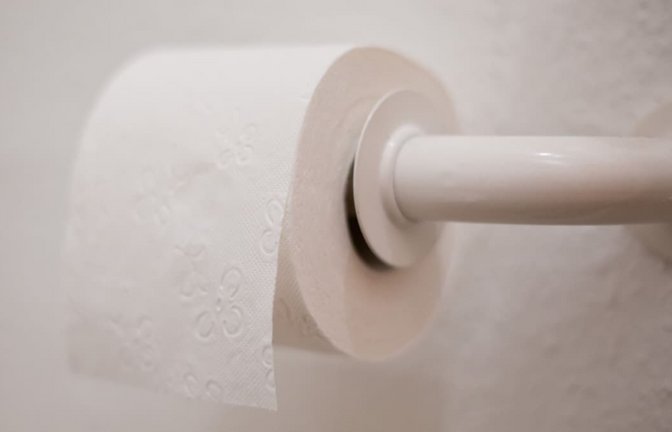An einer Grundschule mussten Schüler offenbar einen Kothaufen mit Klopapier entfernen (Symbolbild).<span class='image-autor'>Daniel Karmann/dpa</span>