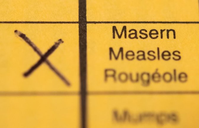 Geimpft: Ein Impfpass mit einem Kreuz bei der Masern-Impfung.<span class='image-autor'>Tom Weller/dpa</span>
