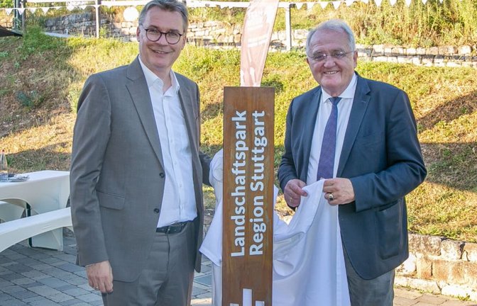 Feierliche Enthüllung durch Regionaldirektor Alexander Lahl (links) und Regionalpräsident Rainer Wieland: Stahlstelen werben künftig für den Landschaftspark Region Stuttgart.<span class='image-autor'>Roberto Bulgrin</span>
