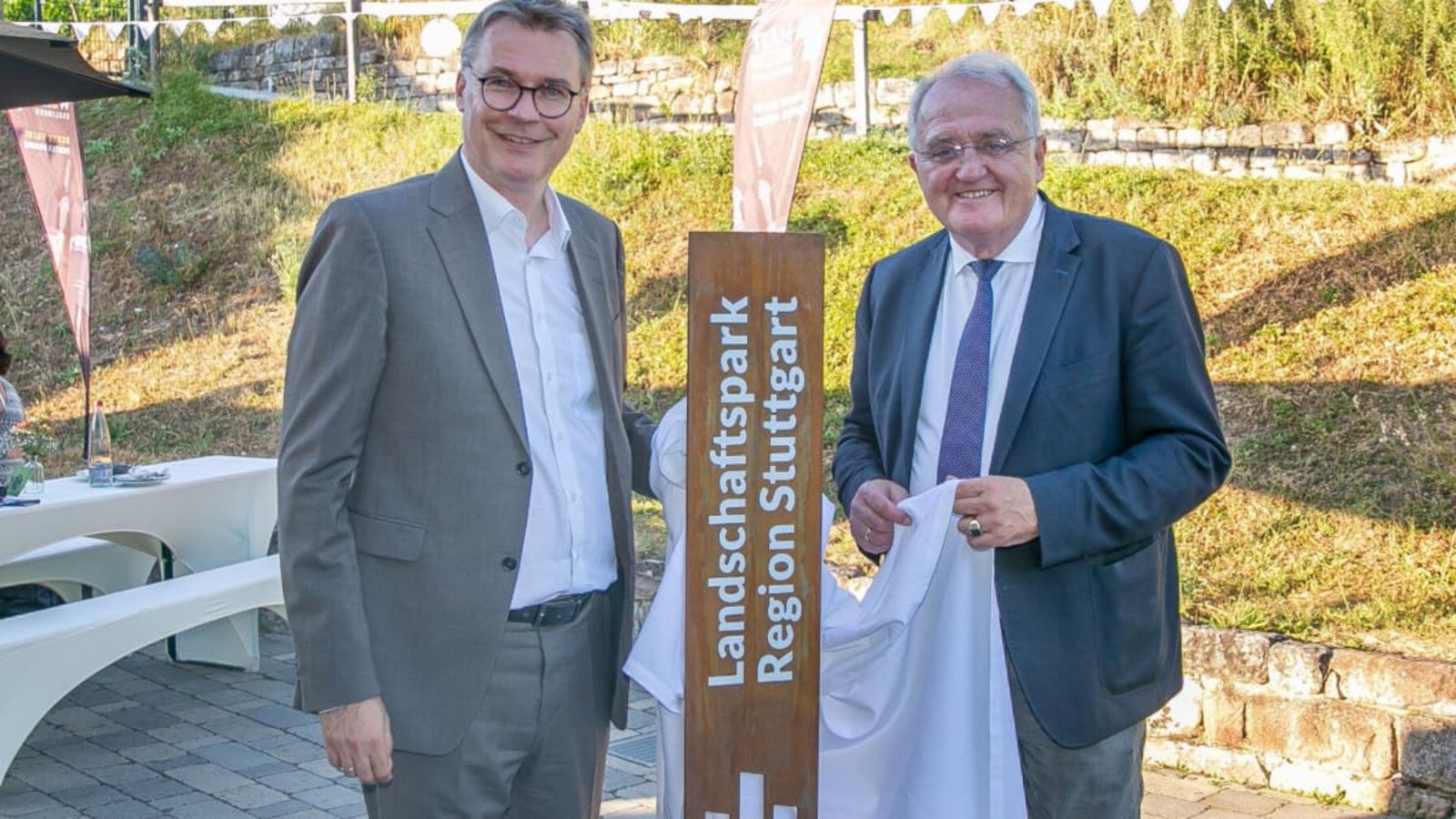 Feierliche Enthüllung durch Regionaldirektor Alexander Lahl (links) und Regionalpräsident Rainer Wieland: Stahlstelen werben künftig für den Landschaftspark Region Stuttgart.Roberto Bulgrin Feierliche Enthüllung durch Regionaldirektor Alexander Lahl (links) und Regionalpräsident Rainer Wieland: Stahlstelen werben künftig für den Landschaftspark Region Stuttgart.Roberto Bulgrin