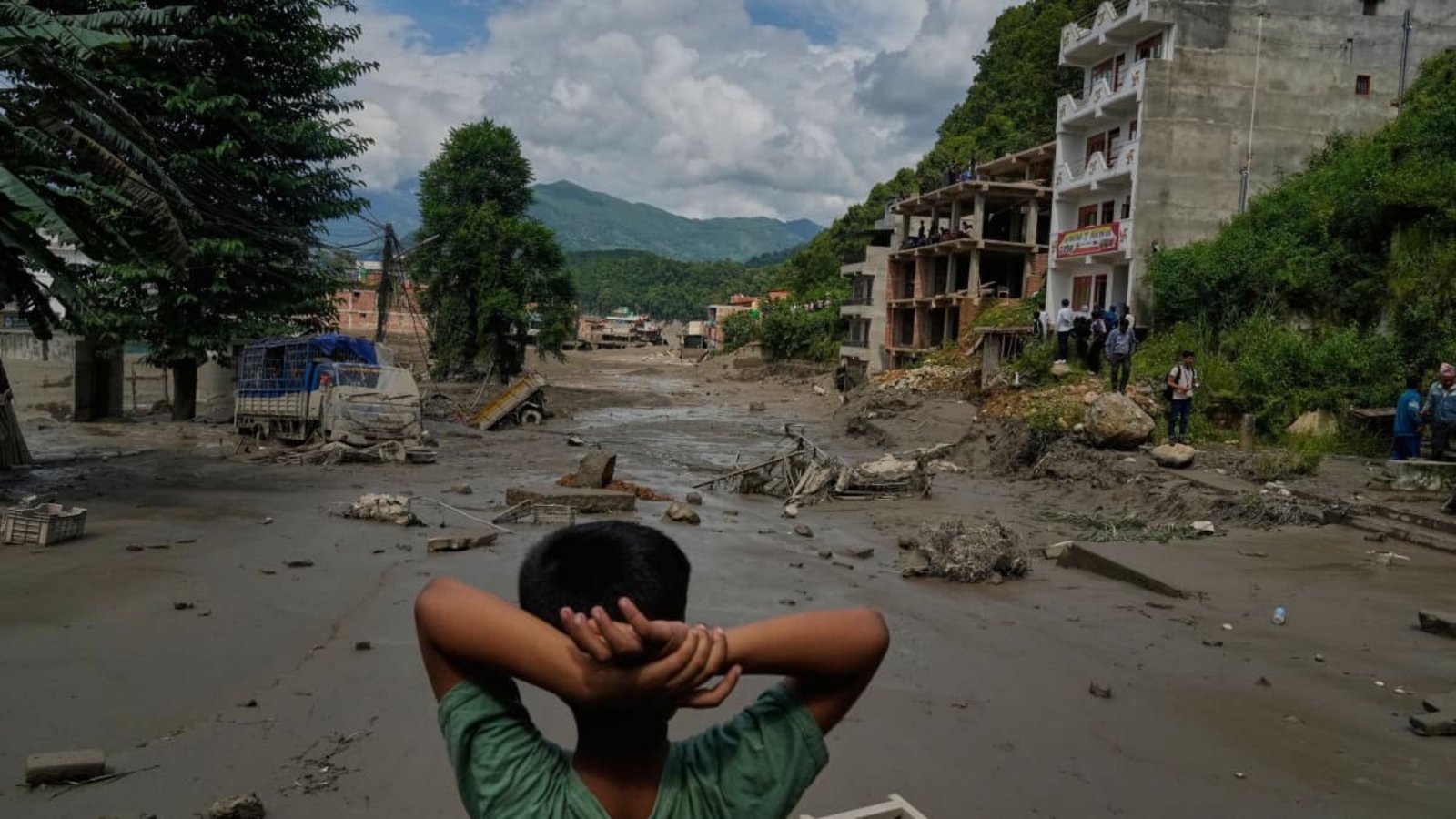 Ein Junge betrachtet die Verwüstungen, die durch Sturzfluten am Fluss Trishuli im nepalesischen Distrikt Nuwakot verursacht wurden. Nach der heftigen Sturzflut in der Grenzregion zwischen China und Nepal gibt es mehrere Tote, nach Behördenangaben werden Hunderte Touristen vermisst.Niranjan Shrestha/AP/dpa Ein Junge betrachtet die Verwüstungen, die durch Sturzfluten am Fluss Trishuli im nepalesischen Distrikt Nuwakot verursacht wurden. Nach der heftigen Sturzflut in der Grenzregion zwischen China und Nepal gibt es mehrere Tote, nach Behördenangaben werden Hunderte Touristen vermisst.Niranjan Shrestha/AP/dpa