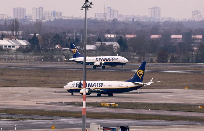 Eine Ryanair-Maschine musste nach einem zerbrochenen Fenster zum Flughafen Thessaloniki zurückkehren<span class='image-autor'>Jörg Carstensen/dpa</span>