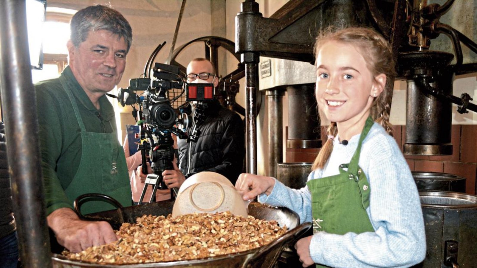 Annalena Burkhardt und Jürgen Krauth zeigen den Fernsehzuschauern wie aus Walnüssen Öl gepresst wird. Foto: Stahlfeld