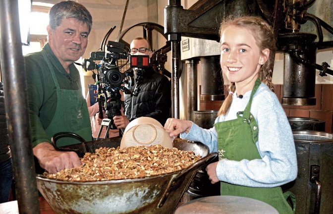 Annalena Burkhardt und Jürgen Krauth zeigen den Fernsehzuschauern wie aus Walnüssen Öl gepresst wird. Foto: Stahlfeld