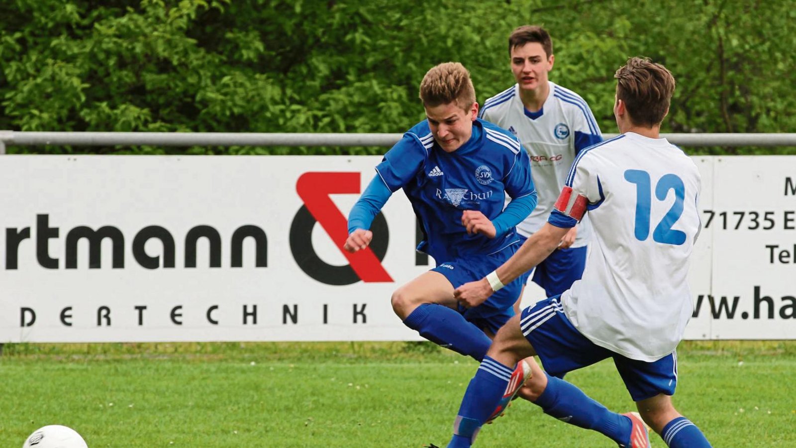 Der Illinger Jan Riedel (links) lässt zwei Spieler des FC Littau aus der Schweiz im vergangenen Jahr einfach stehen. Foto: Archiv/Nachreiner Der Illinger Jan Riedel (links) lässt zwei Spieler des FC Littau aus der Schweiz im vergangenen Jahr einfach stehen. Foto: Archiv/Nachreiner
