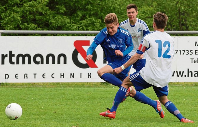 Der Illinger Jan Riedel (links) lässt zwei Spieler des FC Littau aus der Schweiz im vergangenen Jahr einfach stehen. Foto: Archiv/Nachreiner