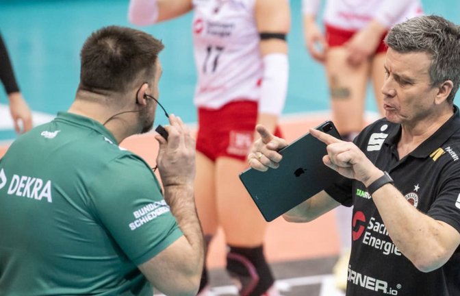 Alexander Waibl, Trainer der Volleyballerinnen des Dresdner SC, fordert den Videobeweis an. Künftig wird der Dekra-Schriftzug in der Frauen-Bundesliga nicht nur auf den Trikots der Schiedsrichter zu sehen sein.<span class='image-autor'>IMAGO/Eibner</span>
