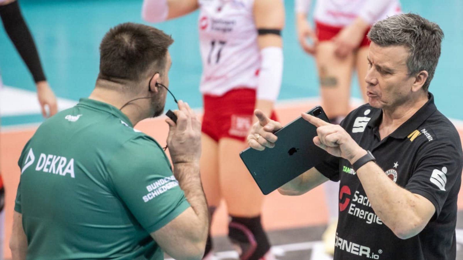 Alexander Waibl, Trainer der Volleyballerinnen des Dresdner SC, fordert den Videobeweis an. Künftig wird der Dekra-Schriftzug in der Frauen-Bundesliga nicht nur auf den Trikots der Schiedsrichter zu sehen sein.IMAGO/Eibner
