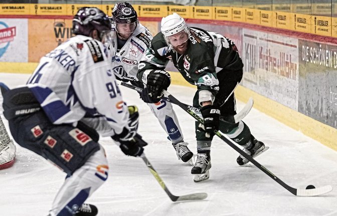 Der Fehlpass von Bietigheimers Tyler McNeely (rechts) führte zum Siegtreffer der Frankfurter in der Verlängerung. Foto: Simecek