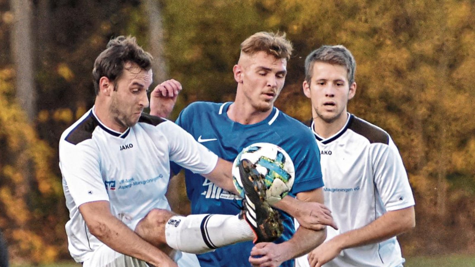 Edison Cenaj (Mitte) kommt diesmal zu spät, Markgröningens Dominik Vetter klärt die Situation. Zwei Treffer erzielte Cenaj dennoch. Foto: Leitner Edison Cenaj (Mitte) kommt diesmal zu spät, Markgröningens Dominik Vetter klärt die Situation. Zwei Treffer erzielte Cenaj dennoch. Foto: Leitner
